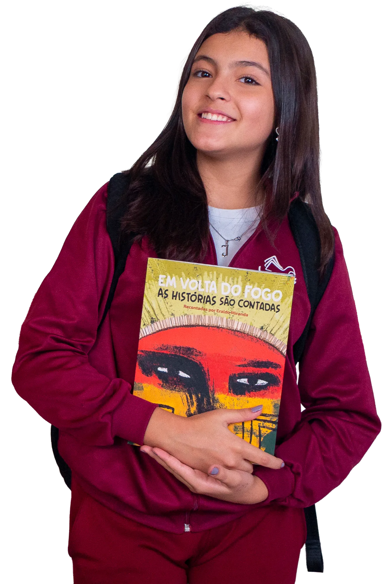 Aluna do SFA sorrindo, abraçada a um livro de histórias
