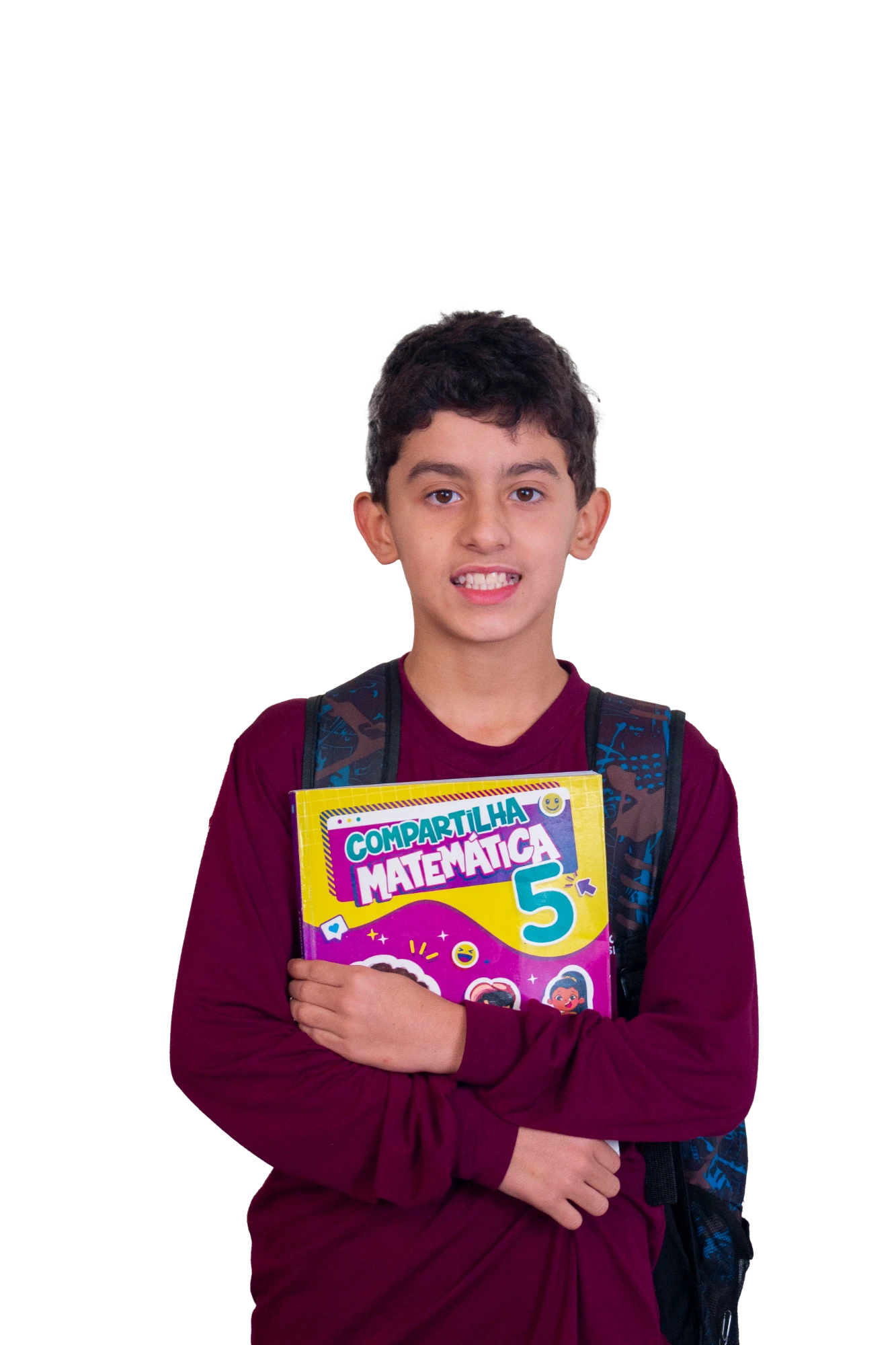 Aluno do SFA sorrindo, abraçado ao seu livro de matemática