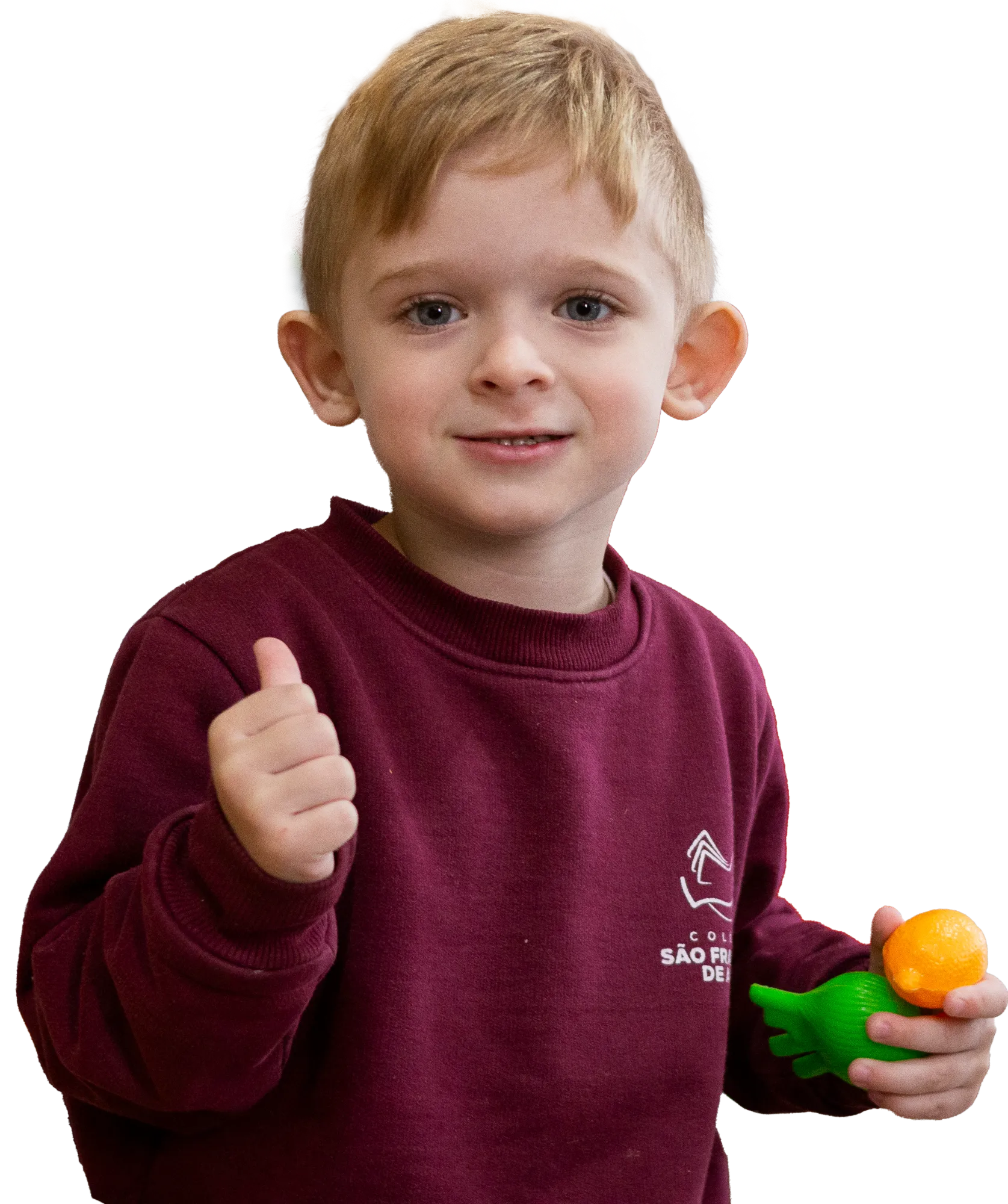 Aluno da Educação Infantil do SFA sorrindo, com o polegar para cima