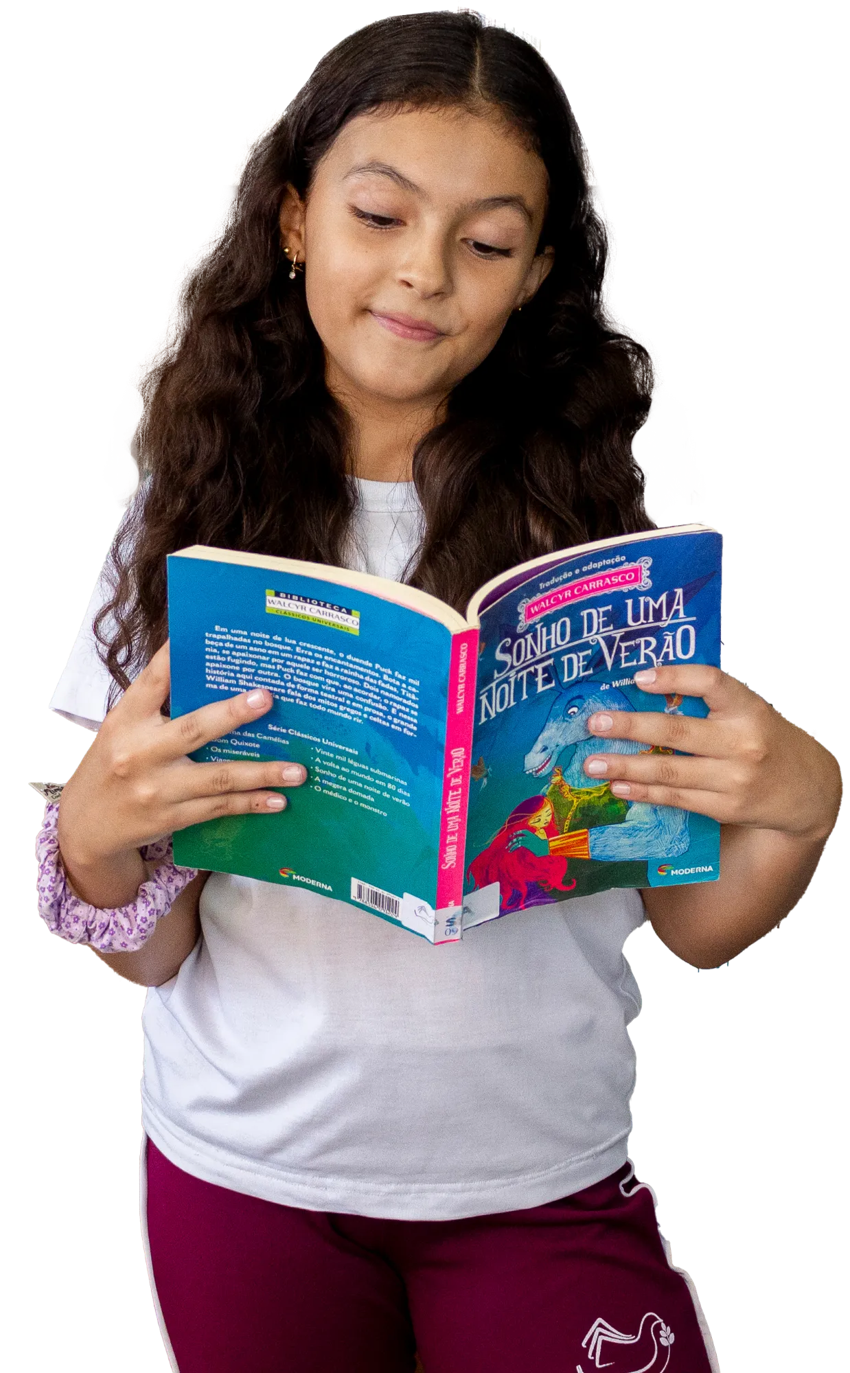 Aluna do SFA lendo um livro com um sorriso